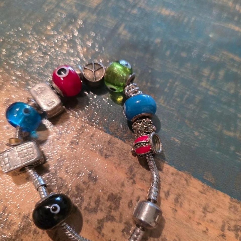 Charm‎ Bracelet - Picture 2 of 4